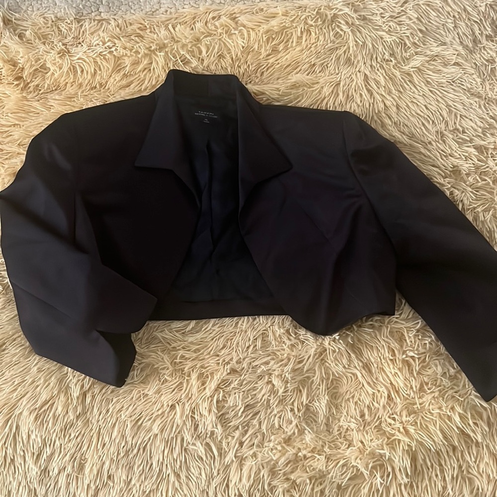 TAHARI Black Cropped Blazer